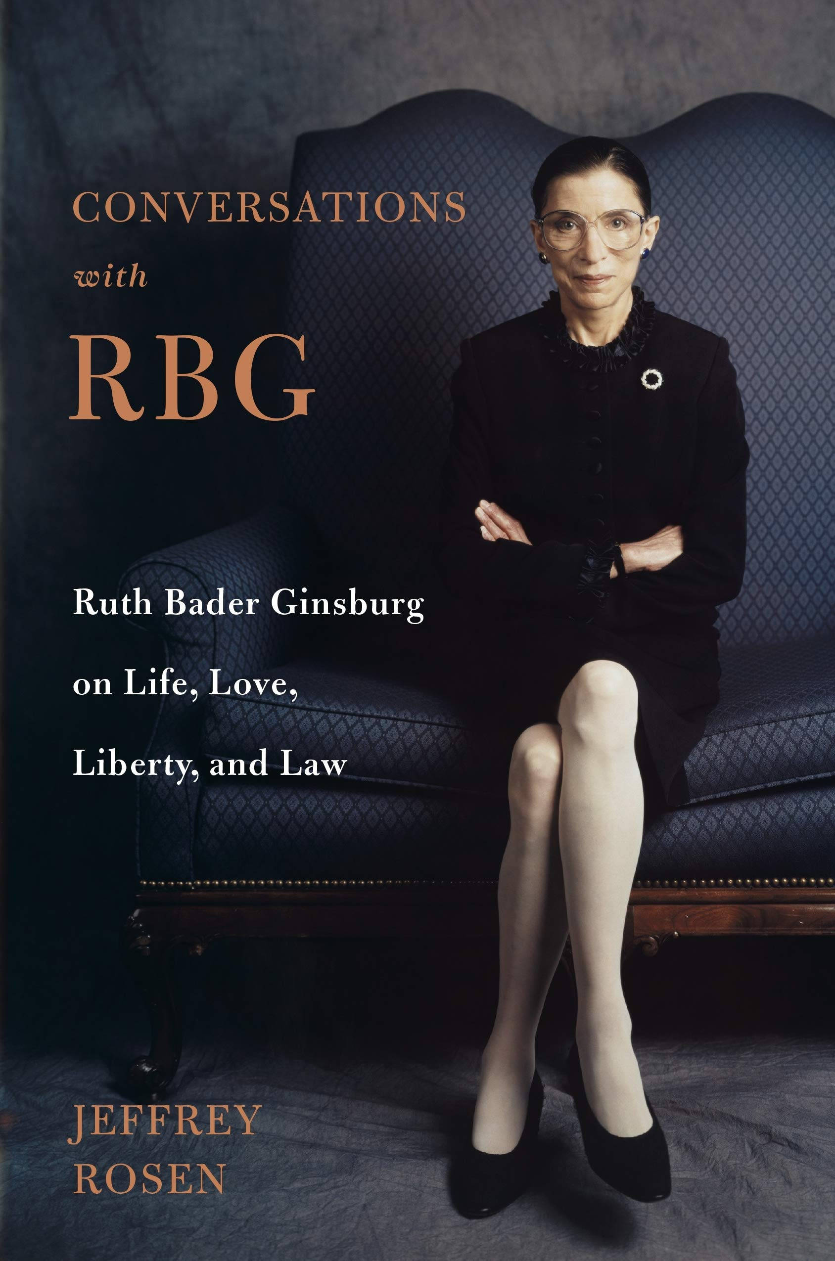 露絲·巴德·金斯伯格雜誌封面照片 壁紙 — Ruth Bader Ginsburg 在帶有文字疊加的正式肖像中，端莊地坐在深色圖案沙發上。