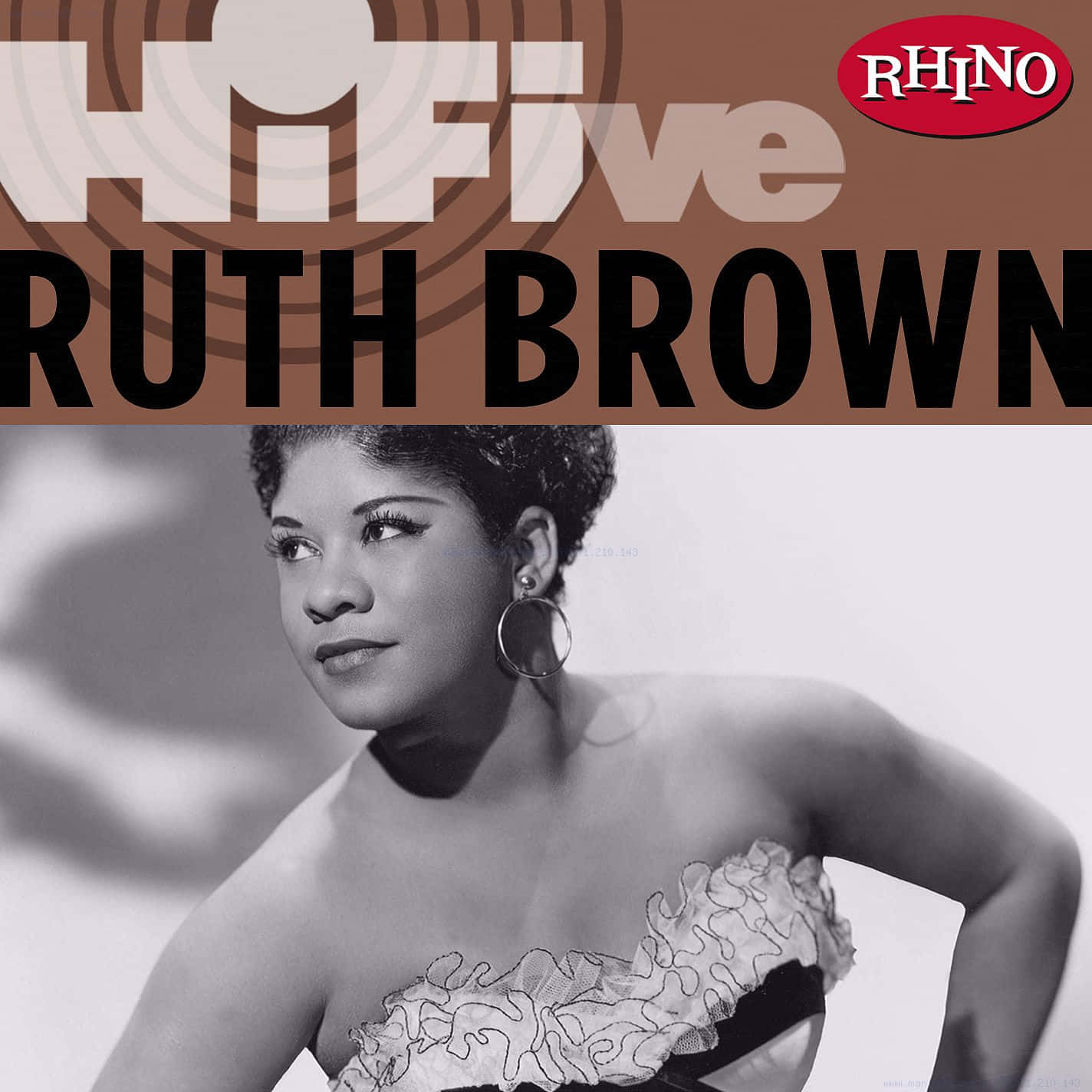 露絲·布朗《Rhino Hi-Five》專輯封面 壁紙 — 爵士歌手Ruth Brown的復古黑白肖像，身穿華麗露肩連衣裙，戴著圈形耳環。