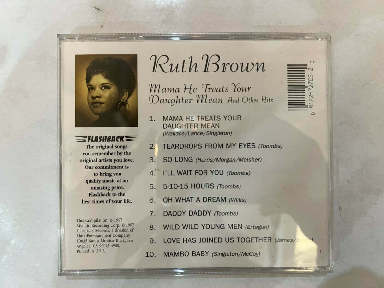 露絲·布朗專輯CD 壁紙 — 一張復古Ruth Brown CD封面，帶有懷舊褐色調肖像和歌曲列表，背景簡潔。