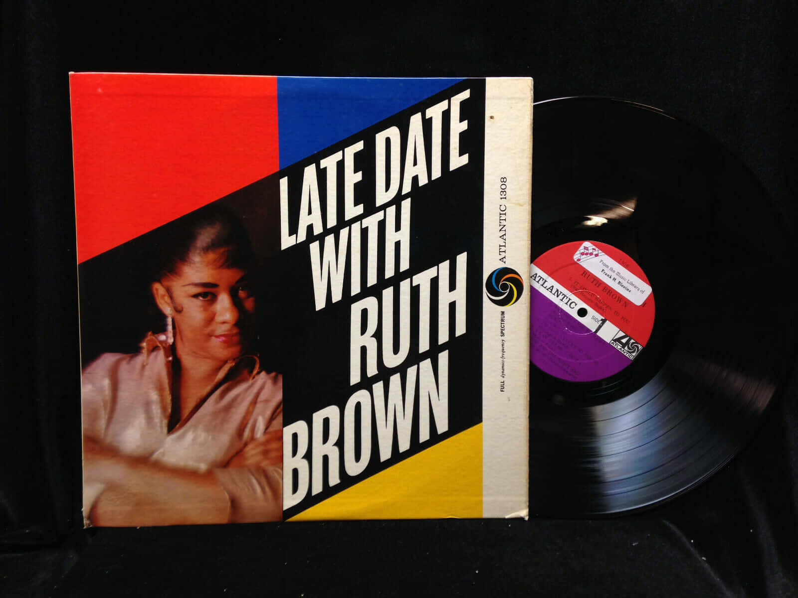 露絲·布朗專輯封面 壁紙 — Ruth Brown《Late Date with Ruth Brown》的復古黑膠唱片專輯封面，連同其黑色唱片展示在深色布料表面上。