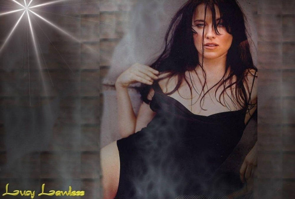 露西·勞勒斯身穿黑色性感內衣 壁紙 — Lucy Lawless 身穿黑色連衣裙，煙熏髮型，戲劇性燈光，背景為紋理牆壁。
