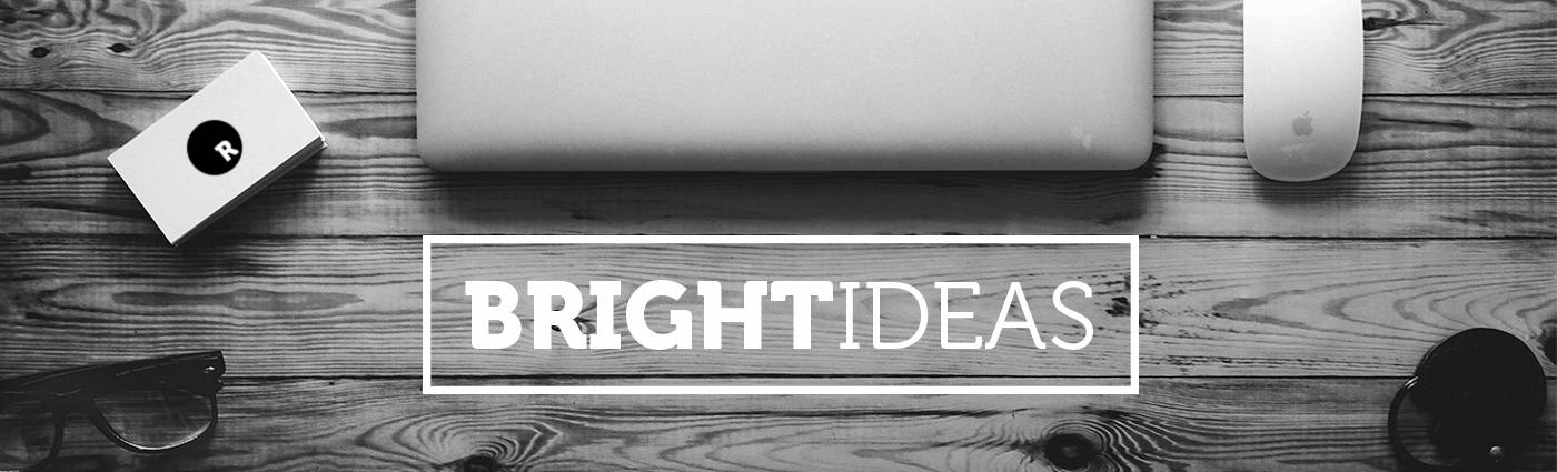 筆記本電腦滑鼠和眼鏡在木桌上，帶有 bright ideas 文字疊加。