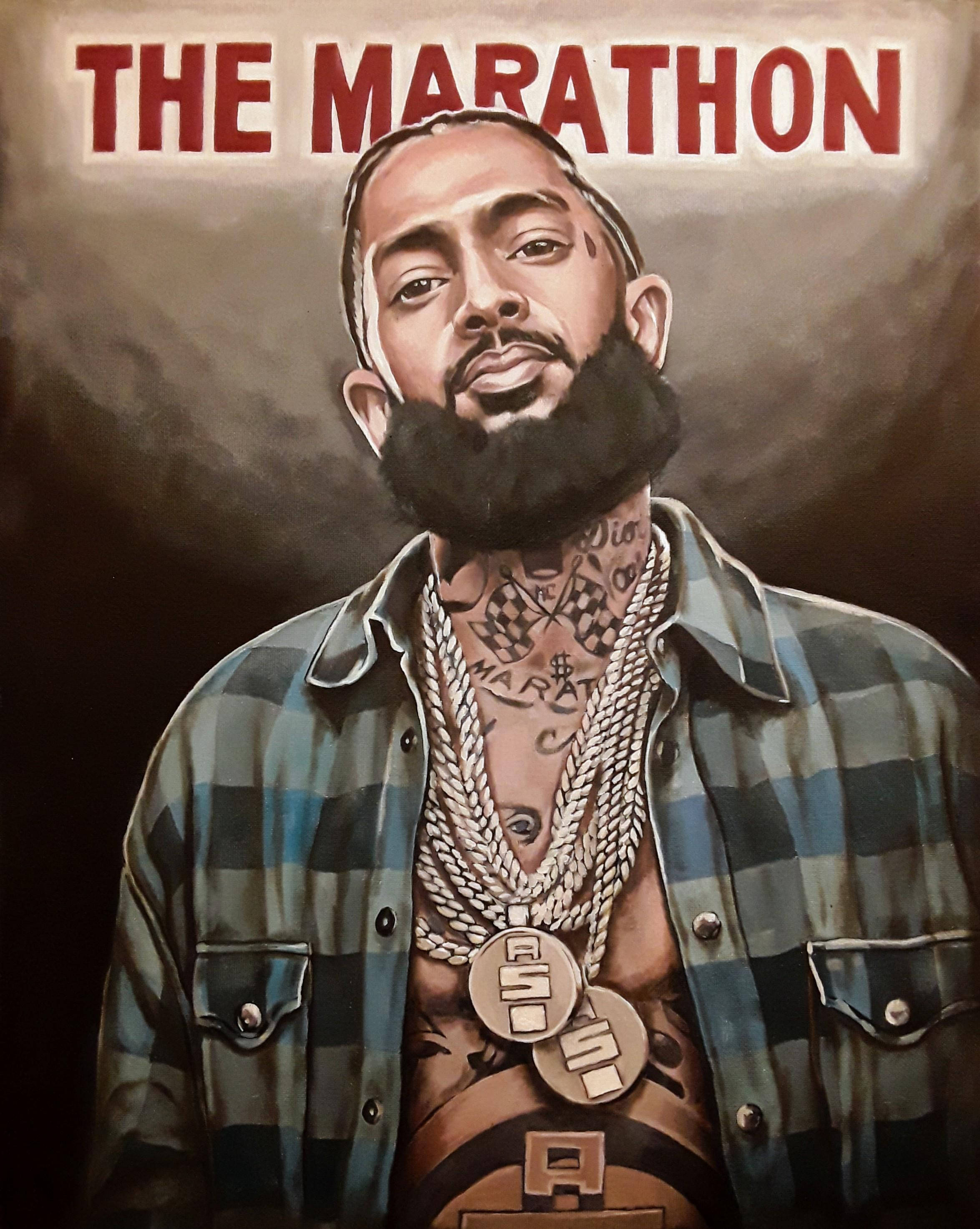 靈感來自Nipsey Hussle黑白肖像 壁紙 — 一幅鬍鬚男的畫像，身上有紋身和粗鏈條，下方有粗體紅色文字寫著 THE MARATHON。