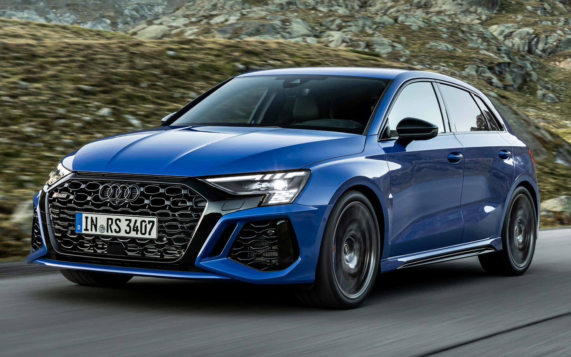 藍色奧迪RS3 Sportback在山路上疾馳。