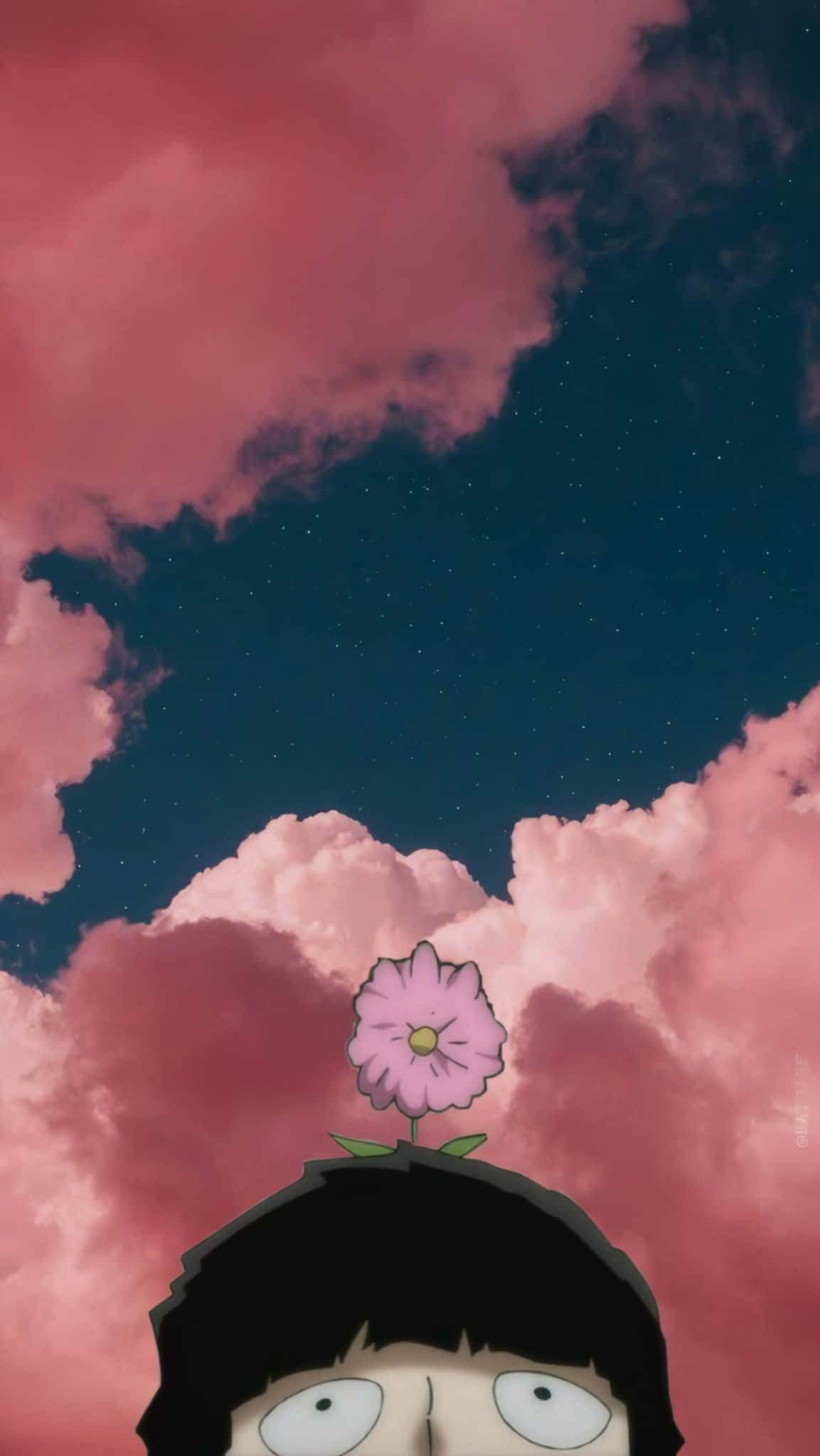 《靈能百分百》粉紅天空：影山茂夫與夢幻背景 壁紙 — 一個卡通角色，頭上長出一朵粉紅色的花，背景是星空和粉紅色的雲。