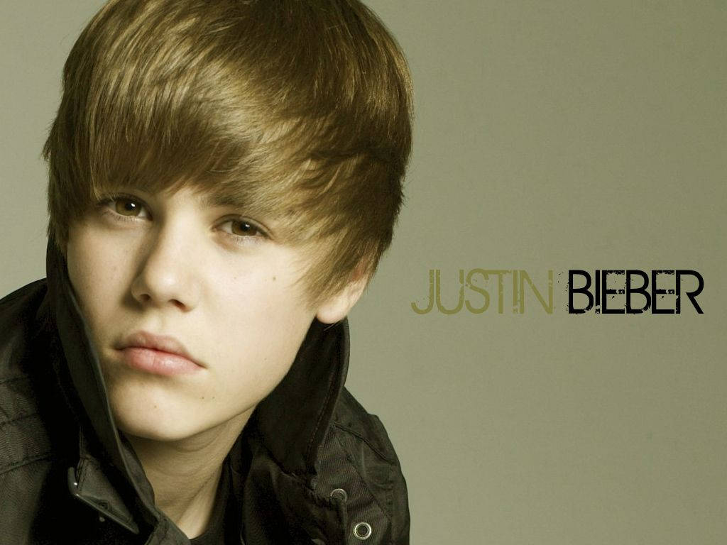 年輕的Justin Bieber穿著深色外套的工作室肖像，旁邊有他的名字文字。