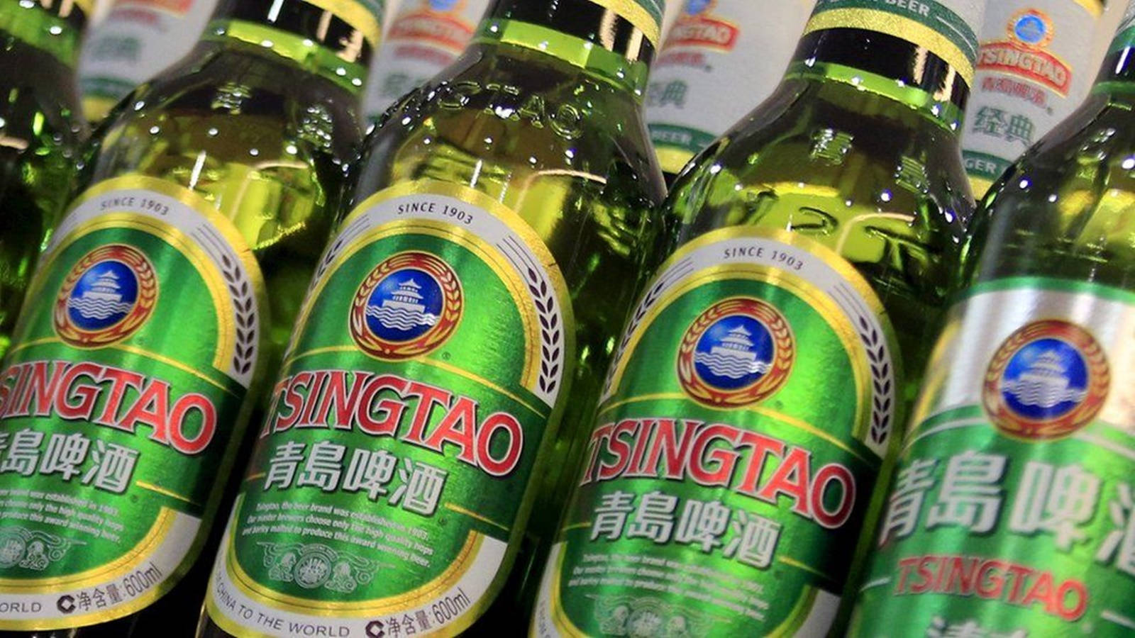 商店貨架上的一排排青島啤酒瓶。