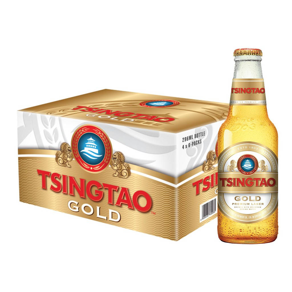 青島金裝啤酒瓶和六罐裝紙盒在白色背景上