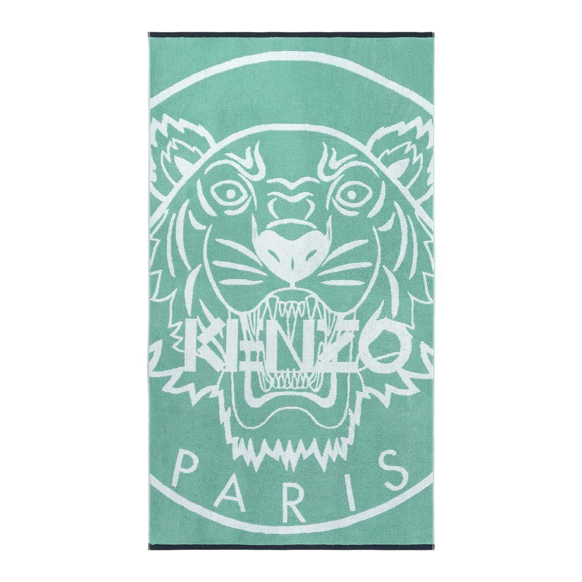 綠色毛巾，帶有白色刺繡老虎頭和 Kenzo Paris 標誌。