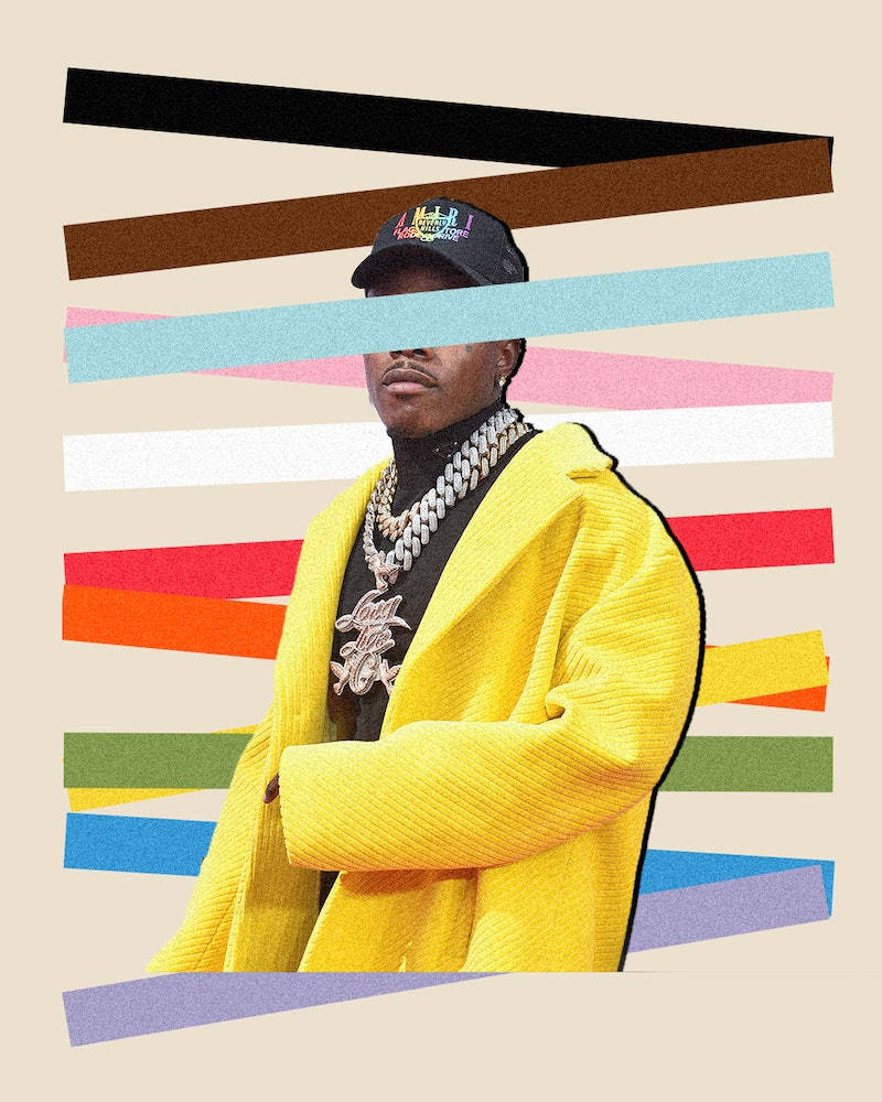 青綠色條紋遮眼 DaBaby 手機 壁紙 — 一名身穿亮黃色外套和金色鏈條的男子自信地站在彩色斜條紋後面。