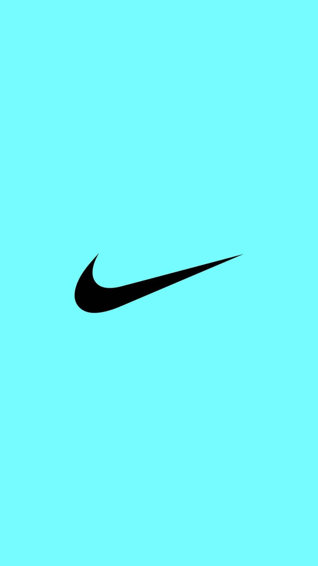 青綠色背景的耐克標誌 壁紙 — 一個大膽的黑色Nike swoosh標誌居中在純青色背景上。