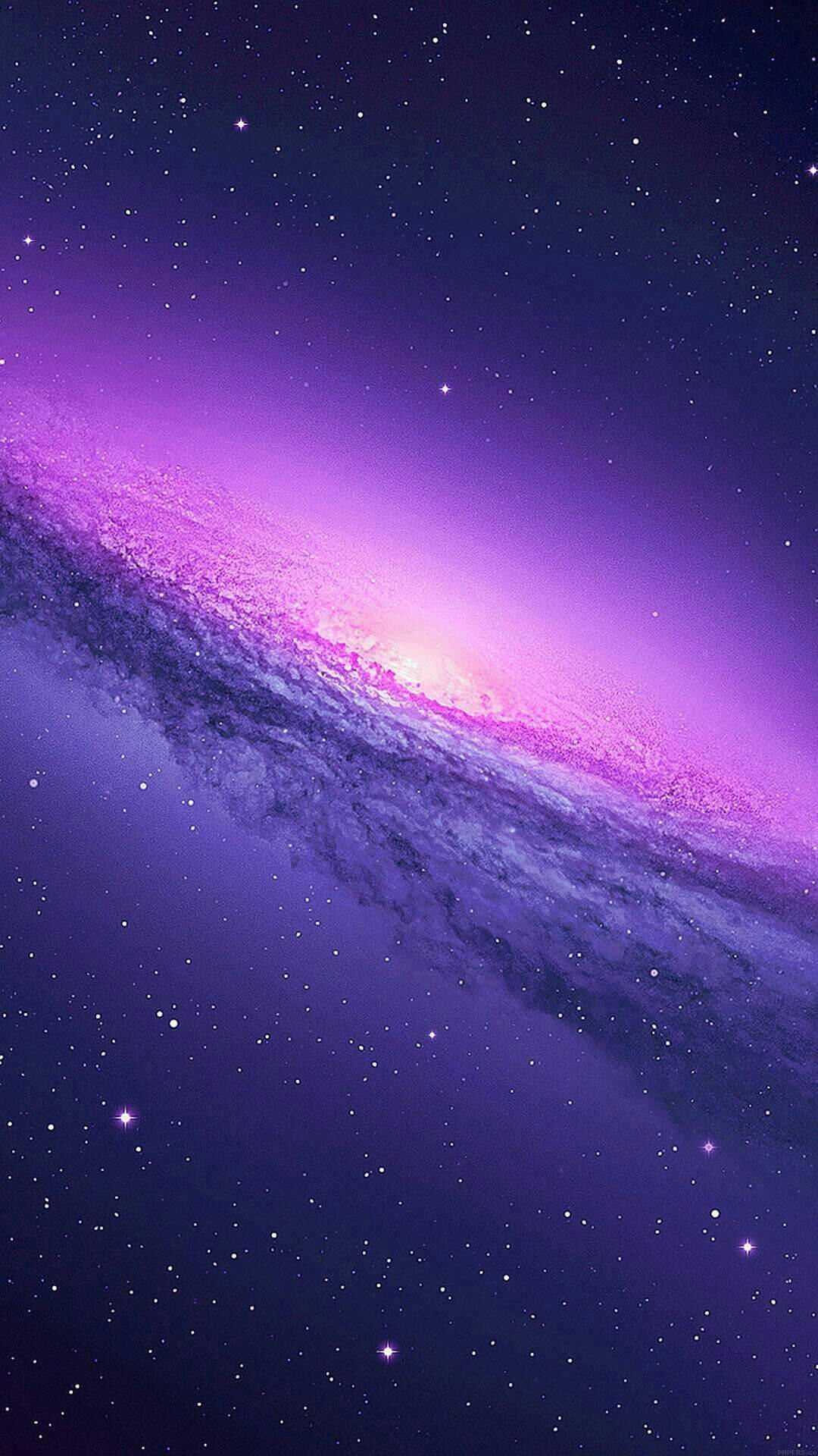 一個紫色和粉紅色的螺旋星系，周圍環繞著深空中閃爍的星星。