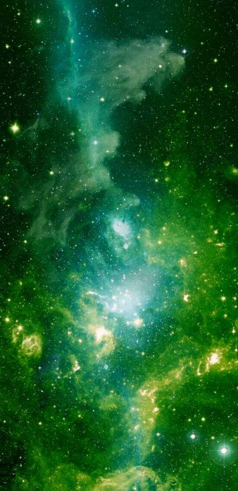 深空中帶有星星的發光綠色星雲