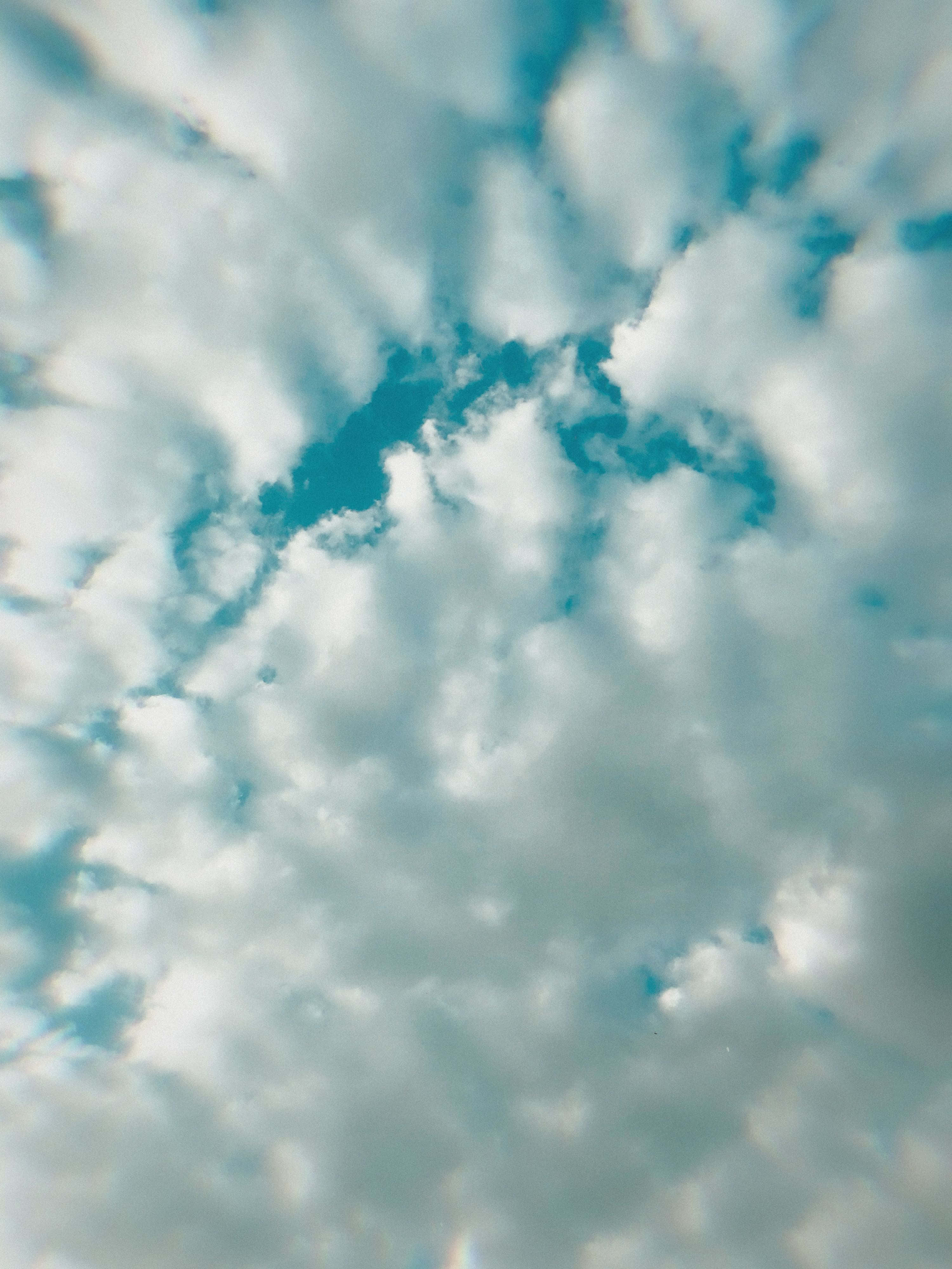靜享藍天白雲美景 壁紙 — 柔和的天空，充滿蓬鬆的白雲，在充滿活力的藍色廣闊天空中飄蕩。