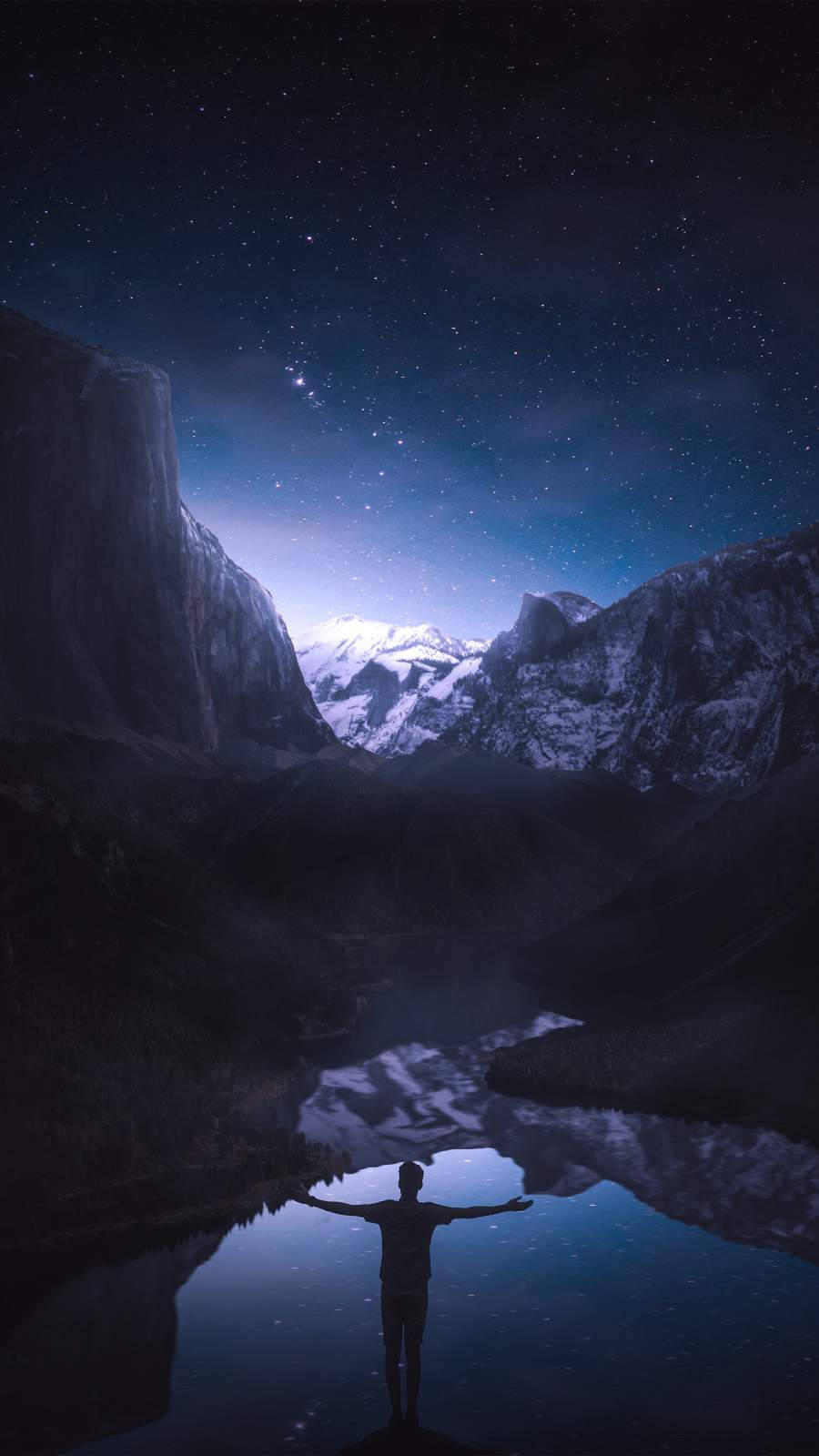人在湖中張開雙臂，星空下，有雪山倒影
