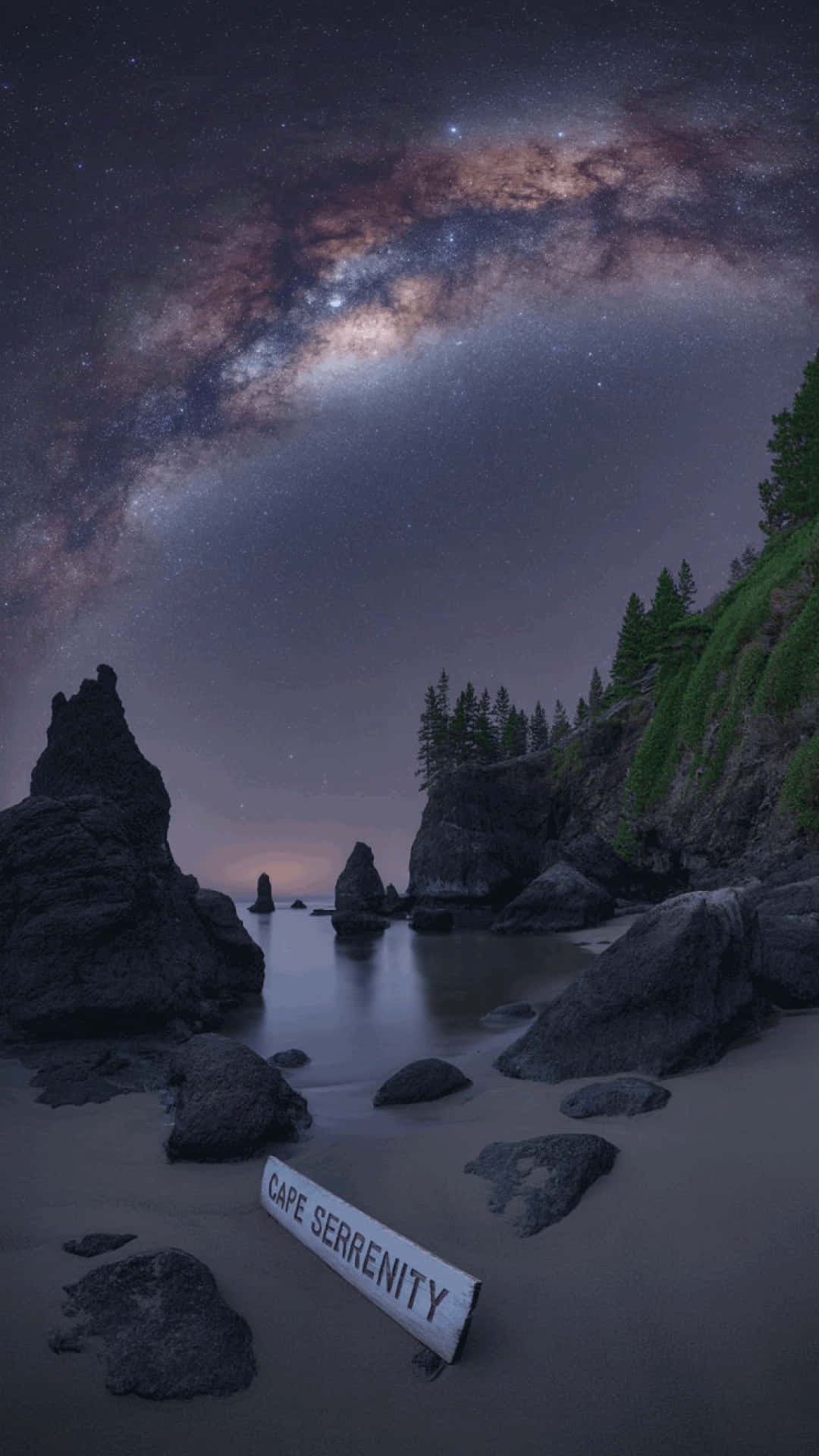 月光海灘上的Cape Serenity標誌，星空下，銀河和岩石懸崖