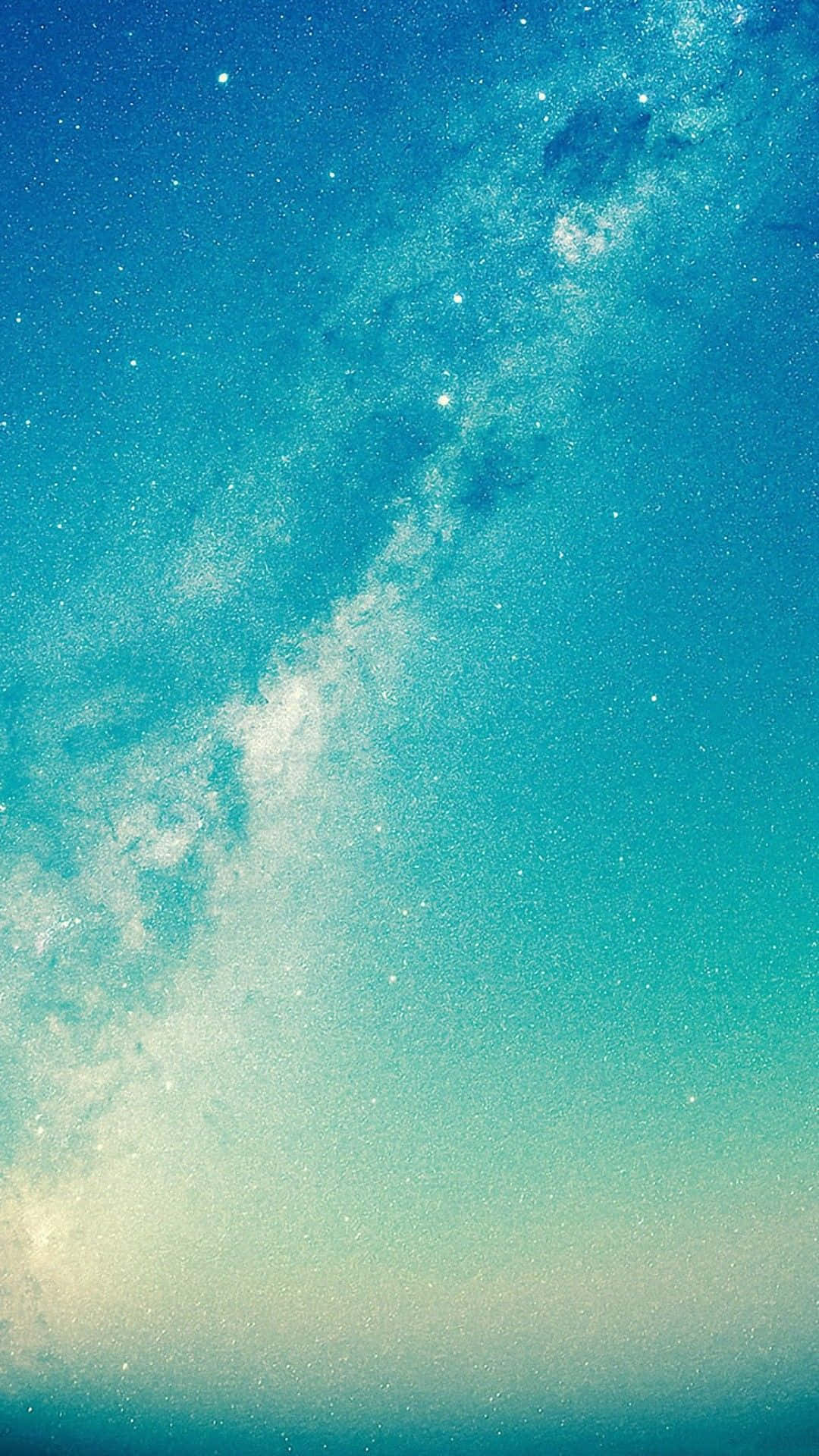 靜謐海面映照絢爛夕陽 壁紙 — 令人嘆為觀止的銀河系景觀，在繁星點點的宇宙天空中散發出充滿活力的青綠色和白色光芒。