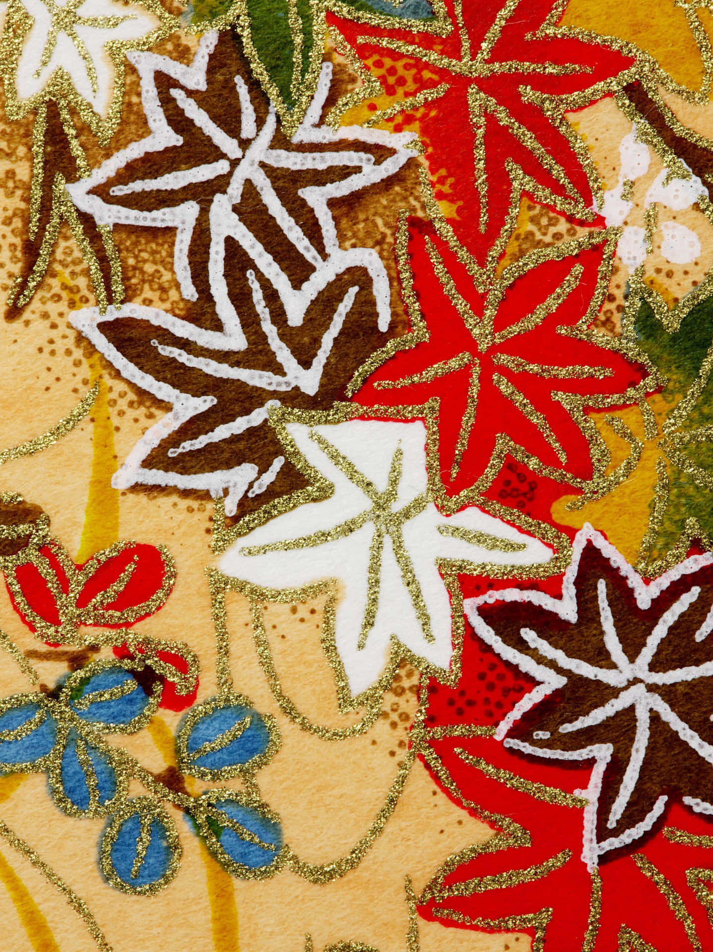 米色布料上金線刺繡楓葉的特寫。