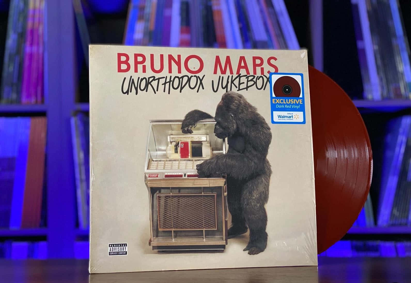 Bruno Mars專輯封面，大猩猩在點唱機旁，深紅色黑膠唱片。