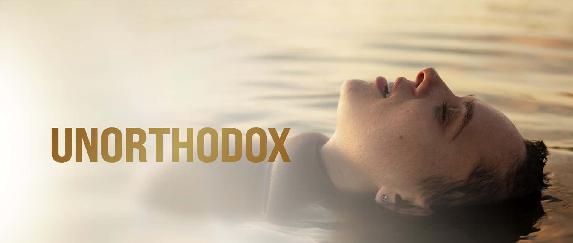 人在水中漂浮，有陽光和薄霧，文字顯示unorthodox