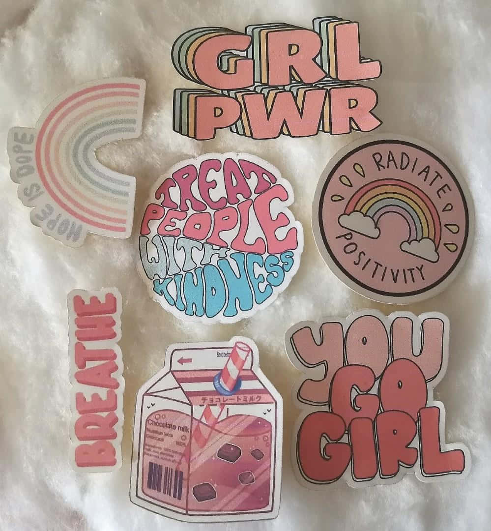 帶有「GRL PWR」和「TREAT PEOPLE WITH KINDNESS」等短語的勵志貼紙，在毛茸茸的白色背景上。