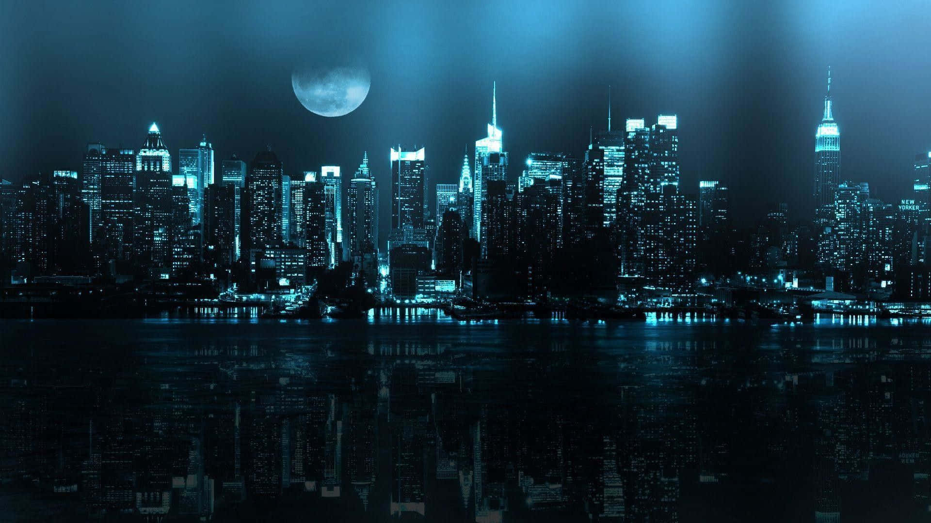 月光下的城市天際線，摩天大樓夜間倒映在水中。
