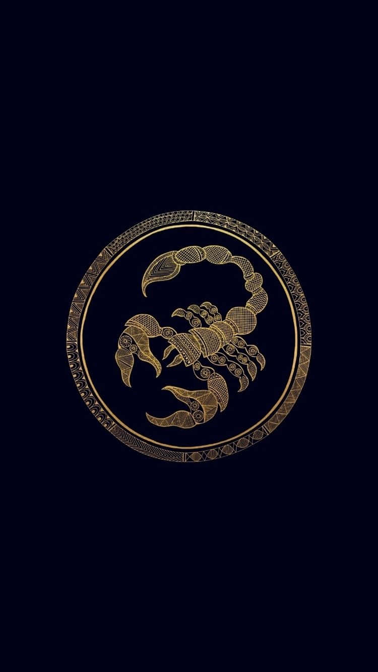 非凡的天蠍座主題 iPhone 壁紙 — 一個金色天蠍座星座符號，在華麗的圓形邊框內細節精緻，背景為深海軍藍色。