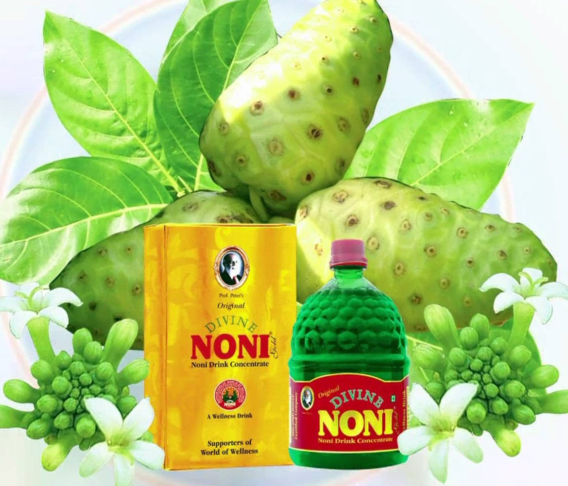 Divine Noni 飲料濃縮液瓶子和盒子，配以新鮮諾麗果和花朵。