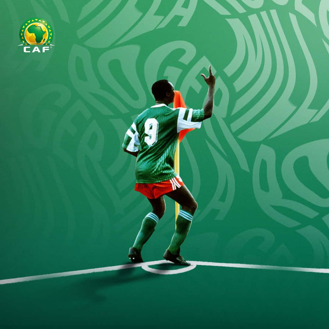 非洲杯 Roger Milla 壁紙 — 一名身穿綠色球衣九號的足球運動員在帶有CAF標誌的風格化綠色球場上舉手慶祝。