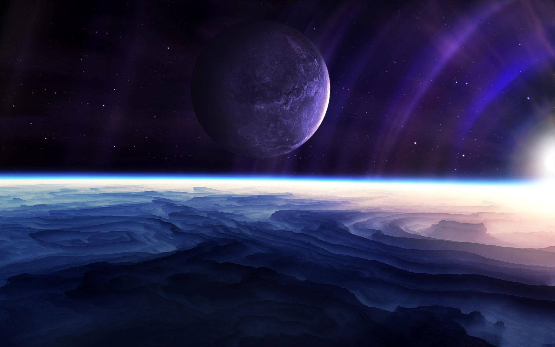 非版權紫色月亮 壁紙 — 一個超現實的宇宙景觀顯示，在繁星點點的天空和發光的極光下，一顆紫色行星懸掛在霧濛濛的藍色外星景觀之上。