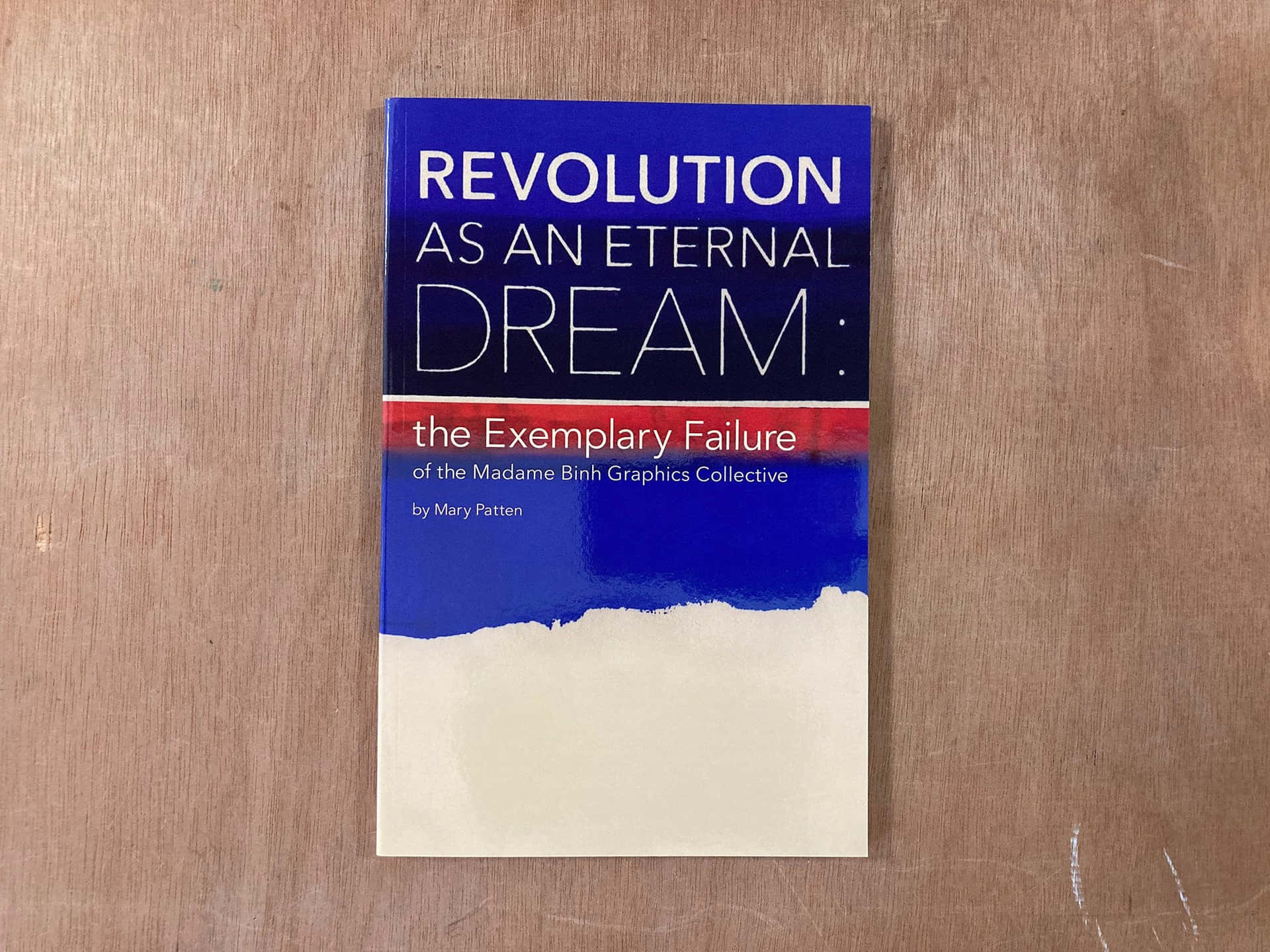 木質表面上的《Revolution as an Eternal Dream》書本