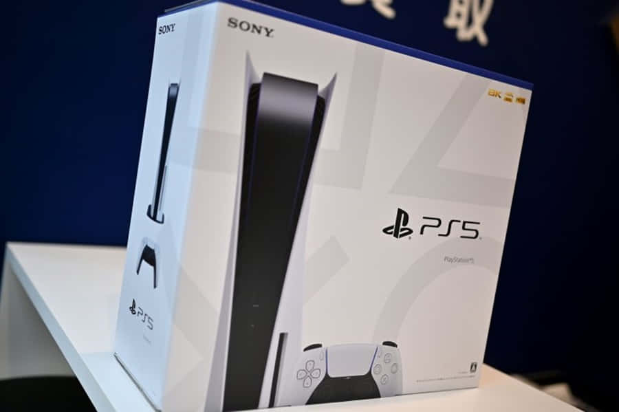白色層架上的PlayStation 5主機盒，背景為深藍色。