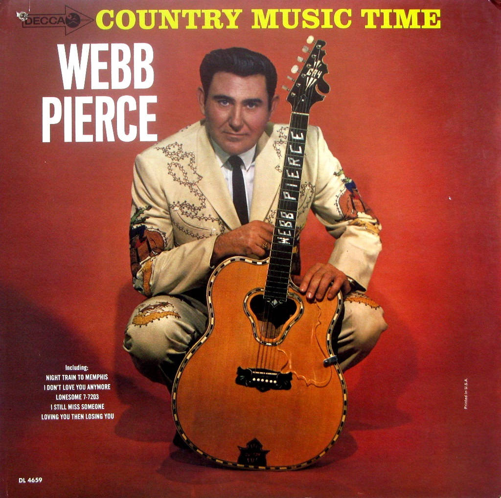 韋伯·皮爾斯專輯《Country Music Time》封面 壁紙 — 鄉村音樂家 Webb Pierce 在專輯封面上，跪著拿著結他，背景是鮮明的紅色。