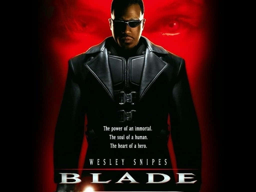 Wesley Snipes 桌布 壁紙 — 韋斯利·史奈普斯飾演的刀鋒戰士，身穿黑色皮衣，站在紅色背景前，身後有發光的眼睛。