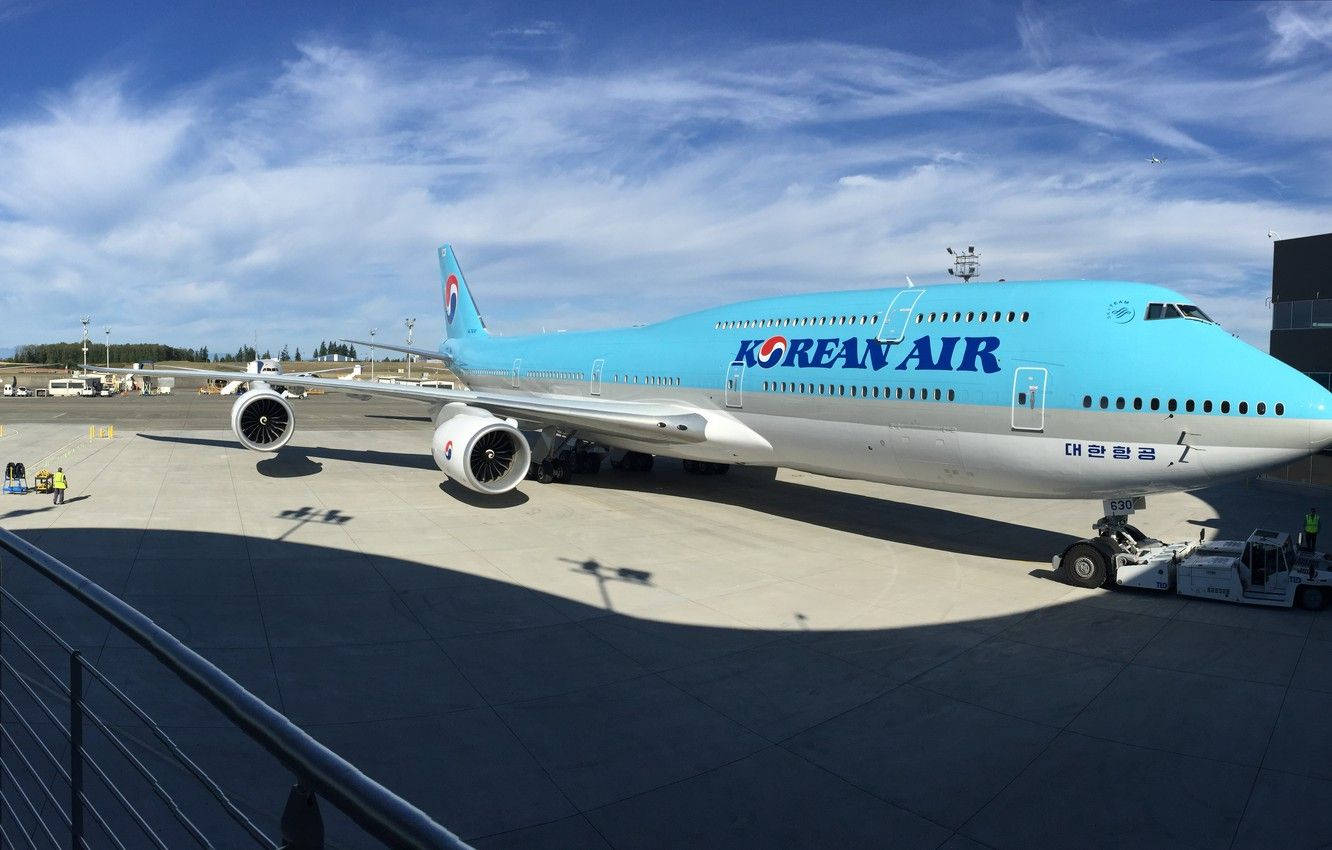大韓航空波音747在藍天下停泊在機場停機坪