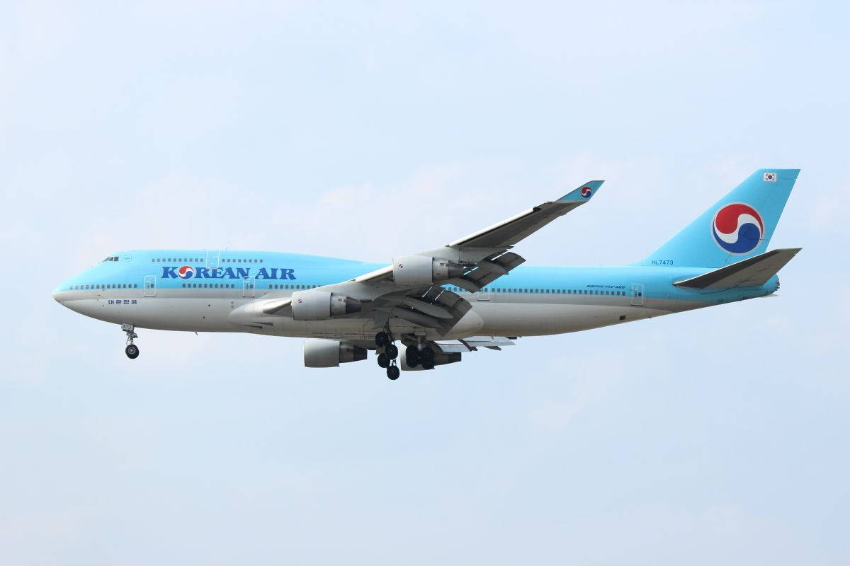 大韓航空波音747飛機在晴朗天空飛行