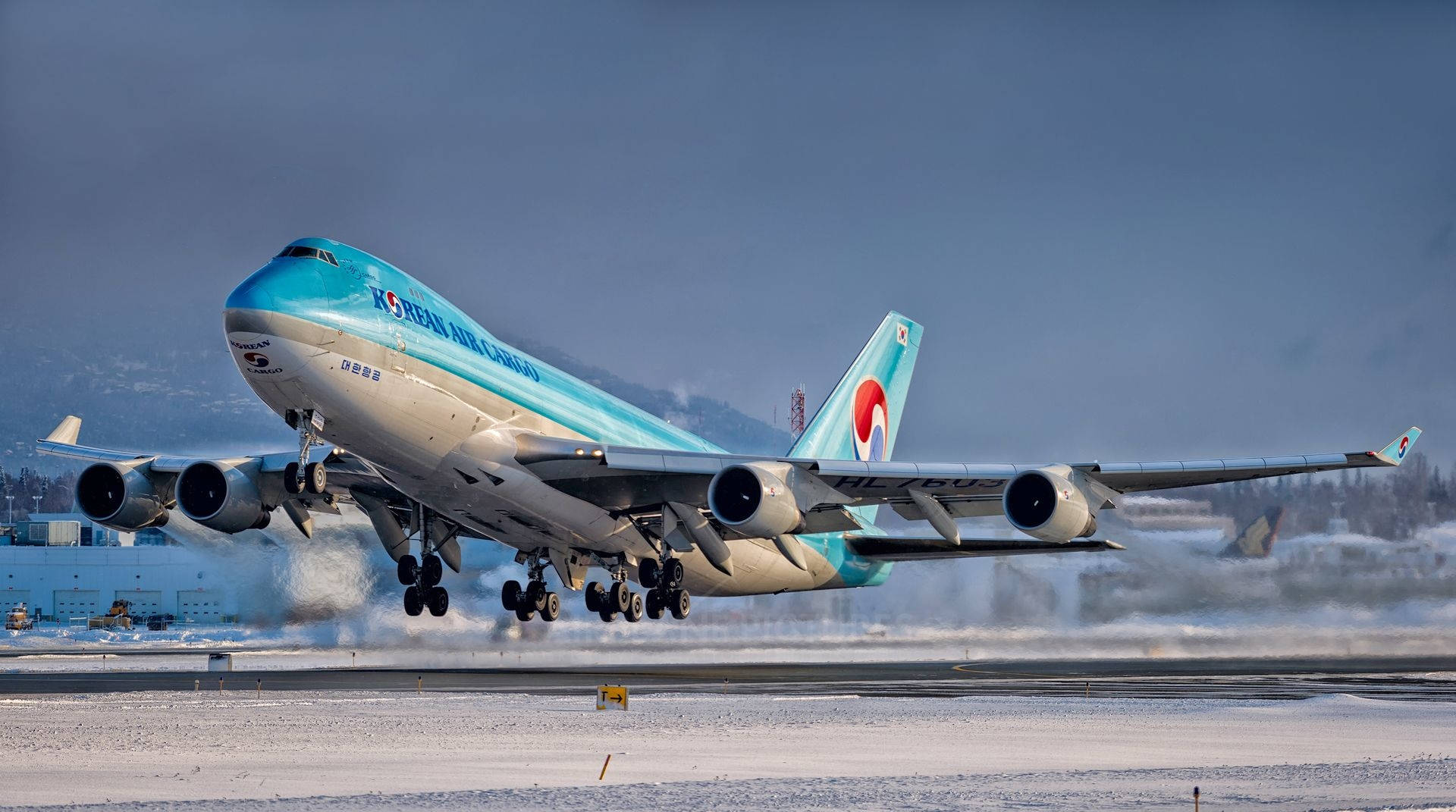 大韓航空貨運波音747從積雪跑道起飛