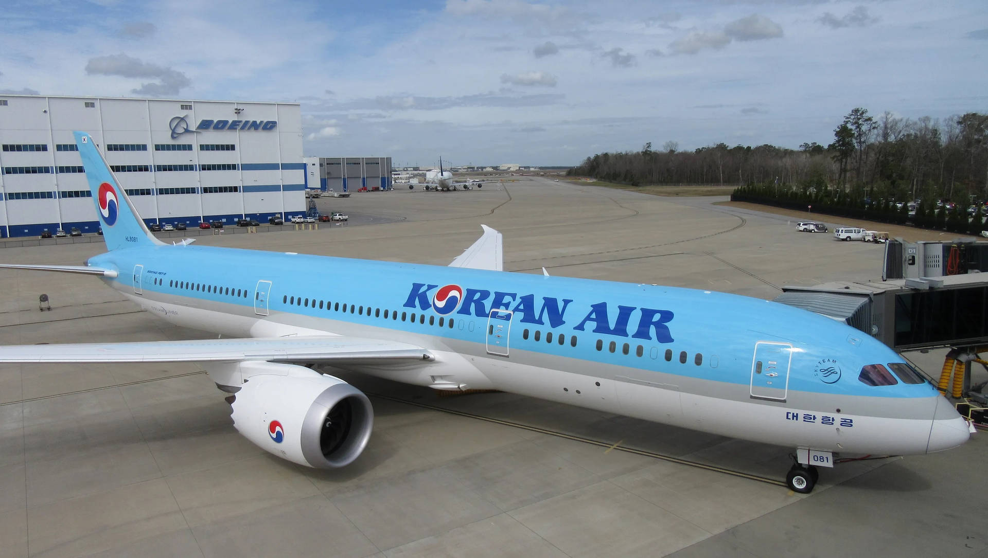 大韓航空飛機停泊在機場閘口，靠近波音機庫