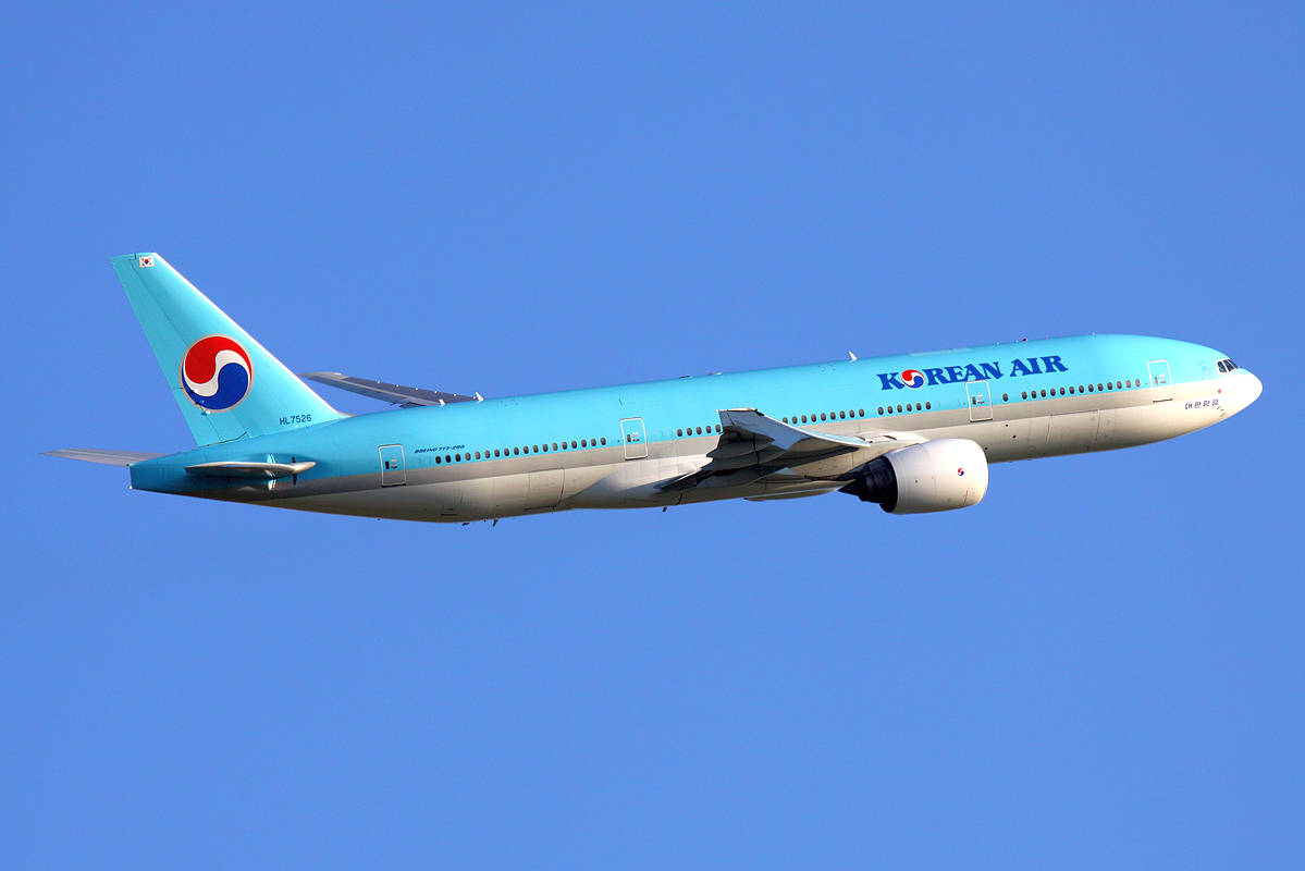 大韓航空飛機在清澈藍天飛行