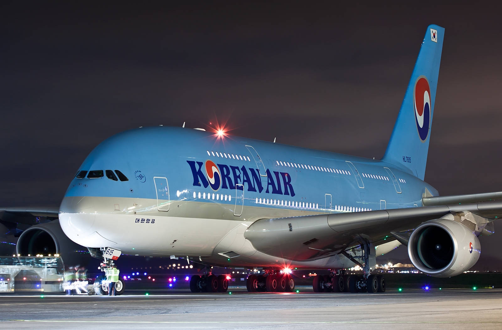 夜間機場停機坪上的大韓航空空中巴士A380與明亮燈光。