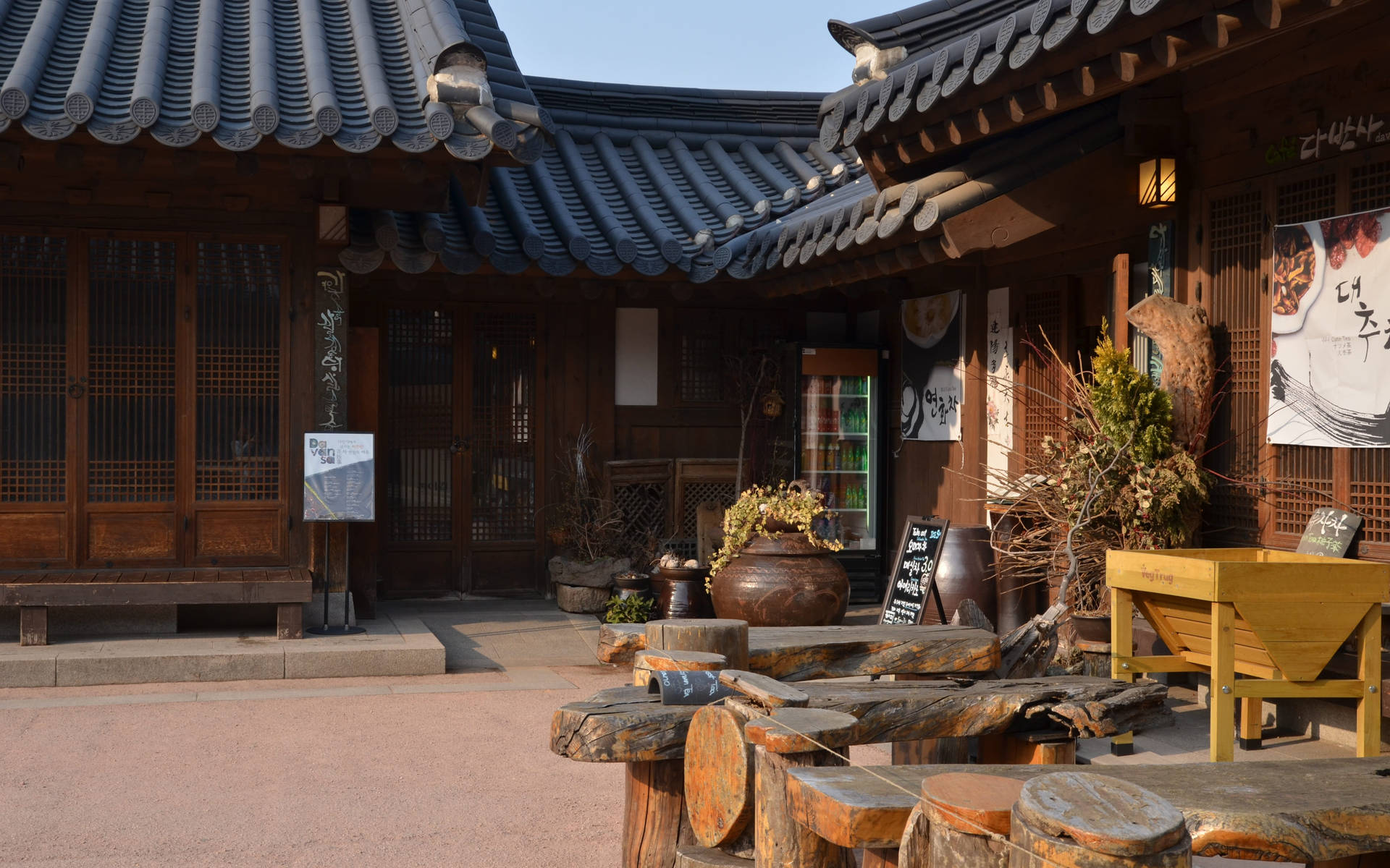 傳統韓國庭院，木造建築及質樸木桌。