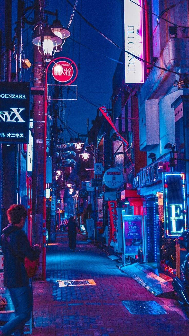 夜晚一條狹窄的日本街道，被色彩繽紛的霓虹招牌和路燈照亮。