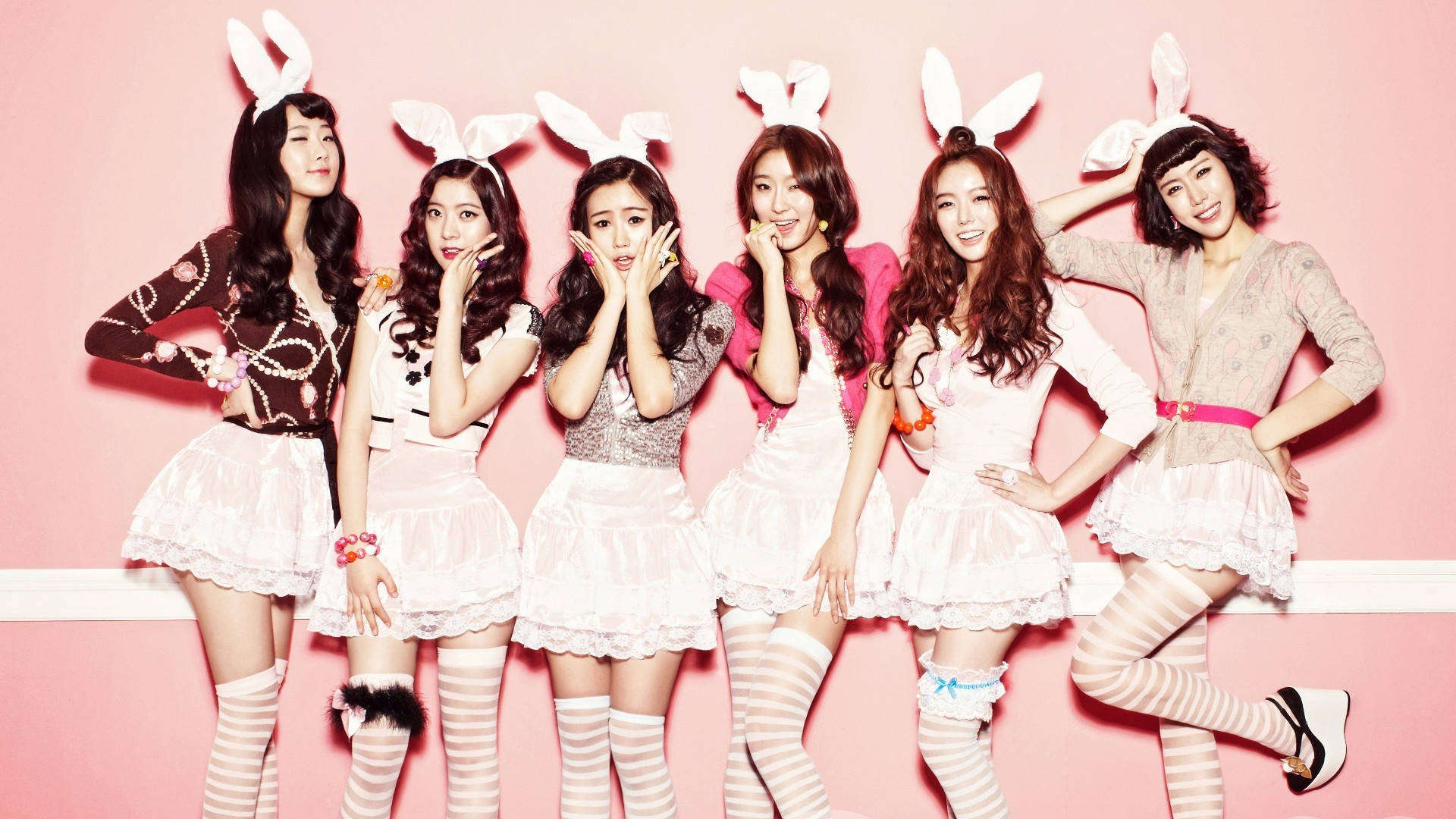 韓國女子團體Dal Shabet 壁紙 — 五位身穿兔女郎服裝的女性在工作室的粉紅色牆壁前俏皮地擺姿勢。