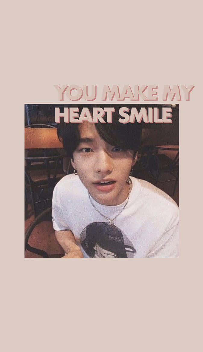 年輕男子在咖啡館微笑，帶有文字疊加顯示 you make my heart smile