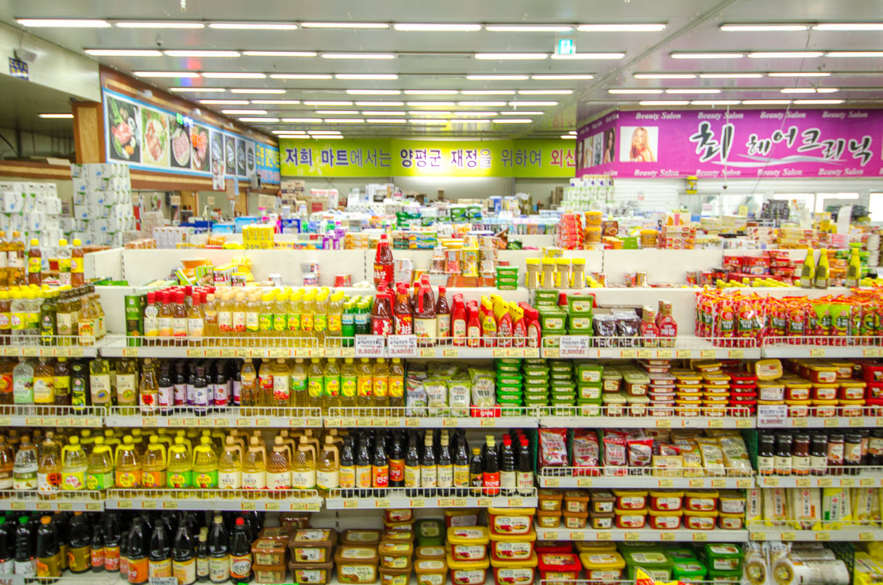 貨品齊全的超市貨架，排列著色彩繽紛的醬料和調味品。