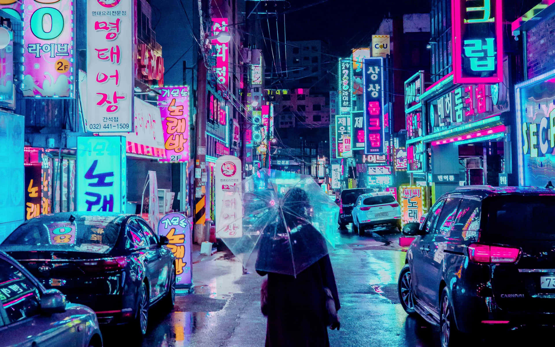 夜晚在霓虹燈閃爍的雨街撐傘行走的人。