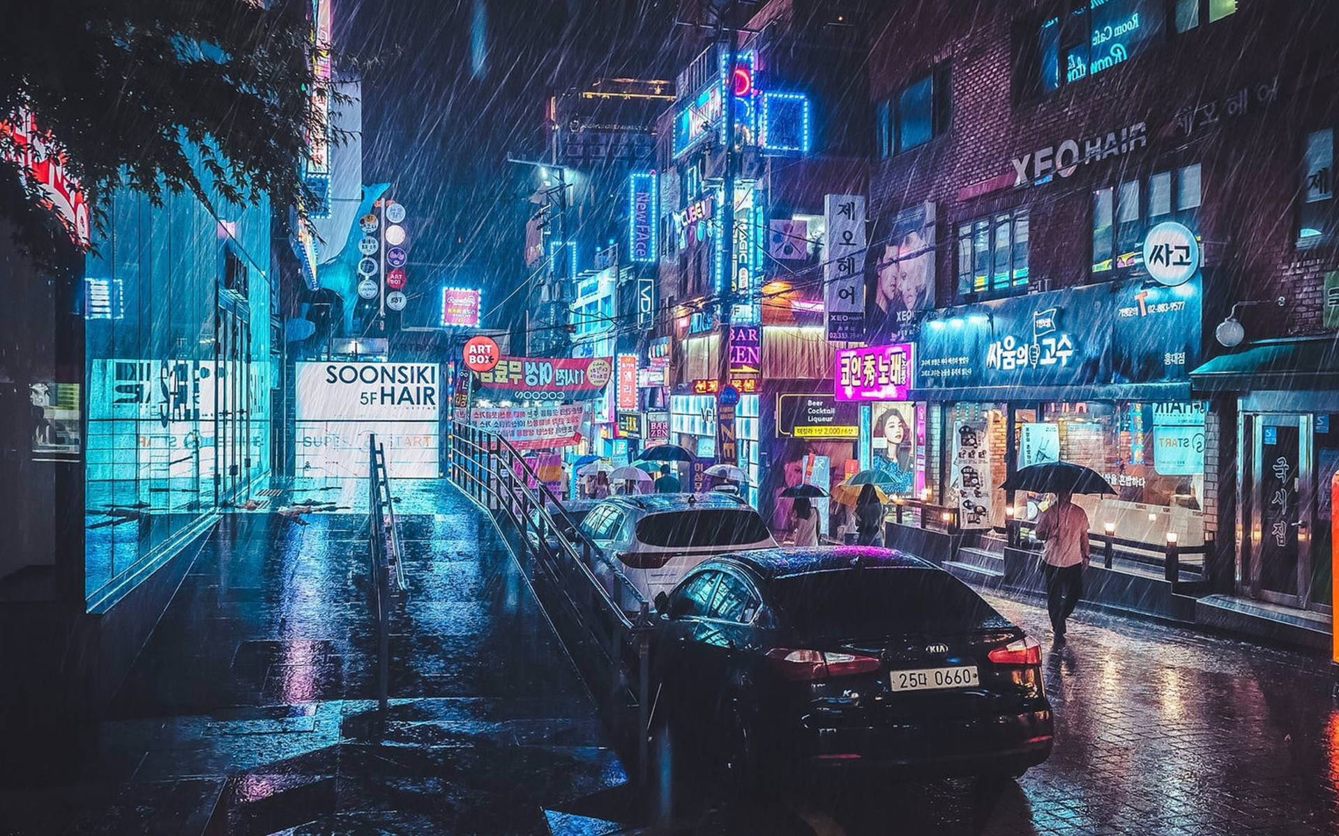 雨夜街道，發光霓虹招牌和撐傘行人。