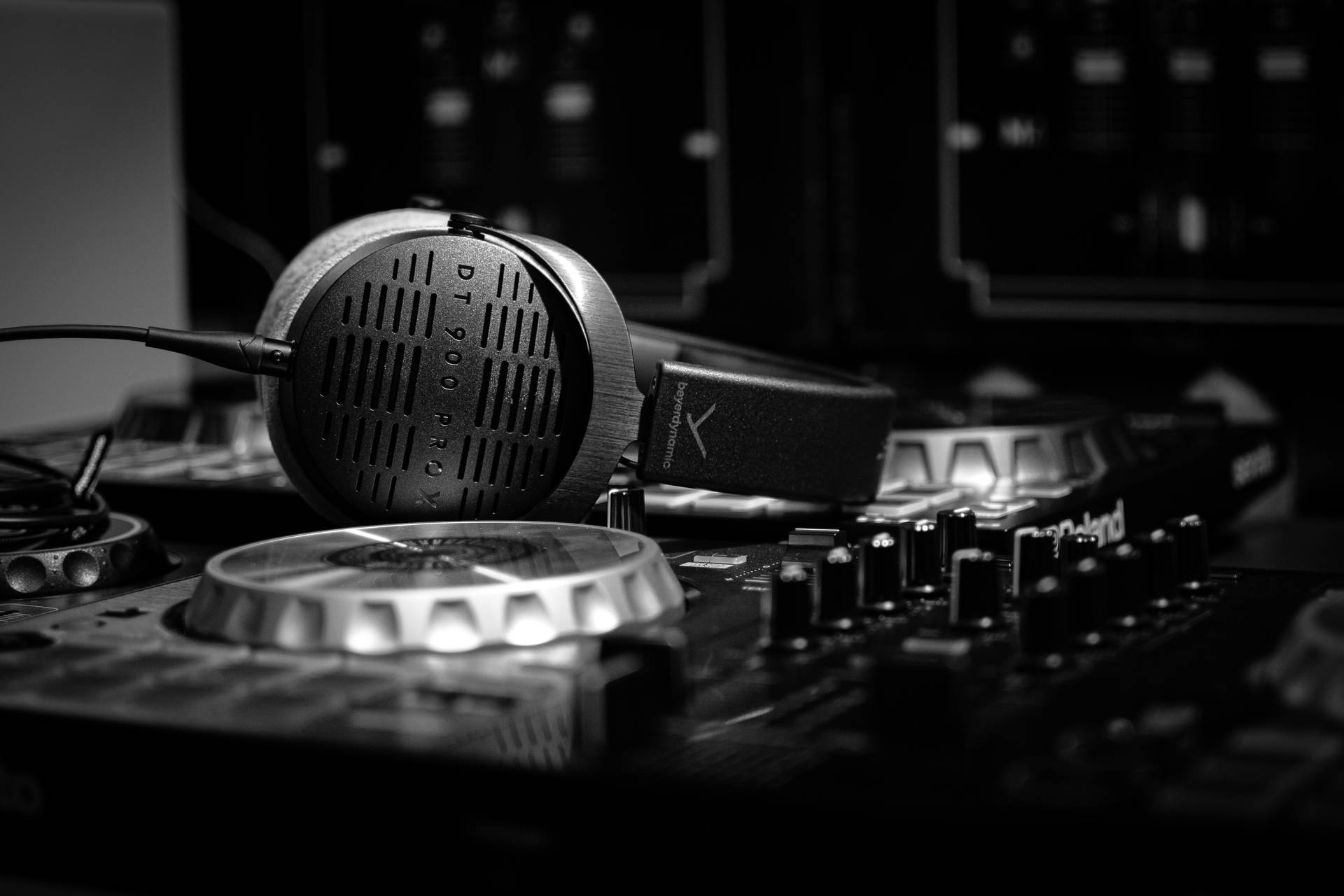 在錄音室環境中，Sennheiser耳機放在DJ混音器上。