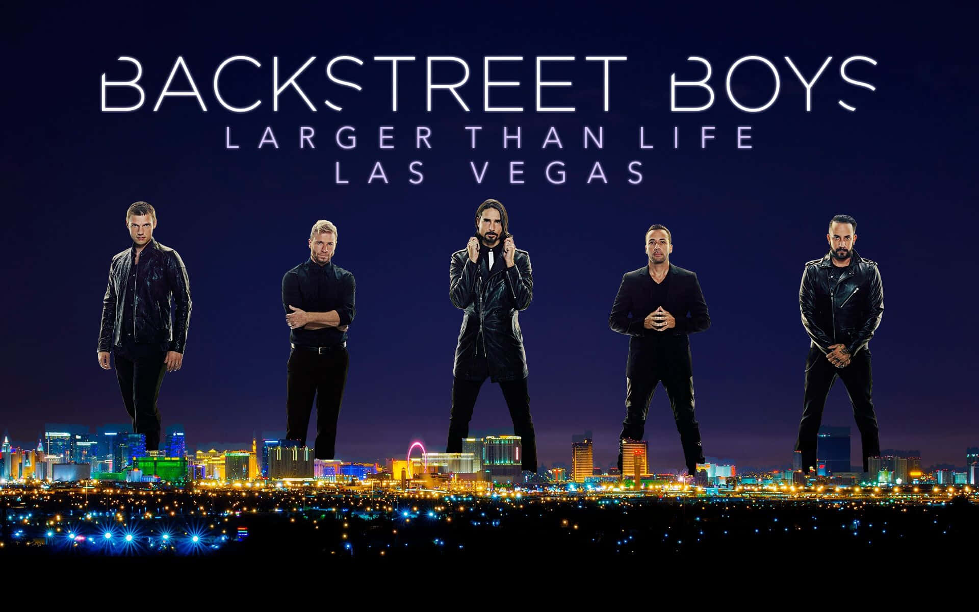 Backstreet Boys 樂隊成員在夜間拉斯維加斯城市燈光上擺姿勢。