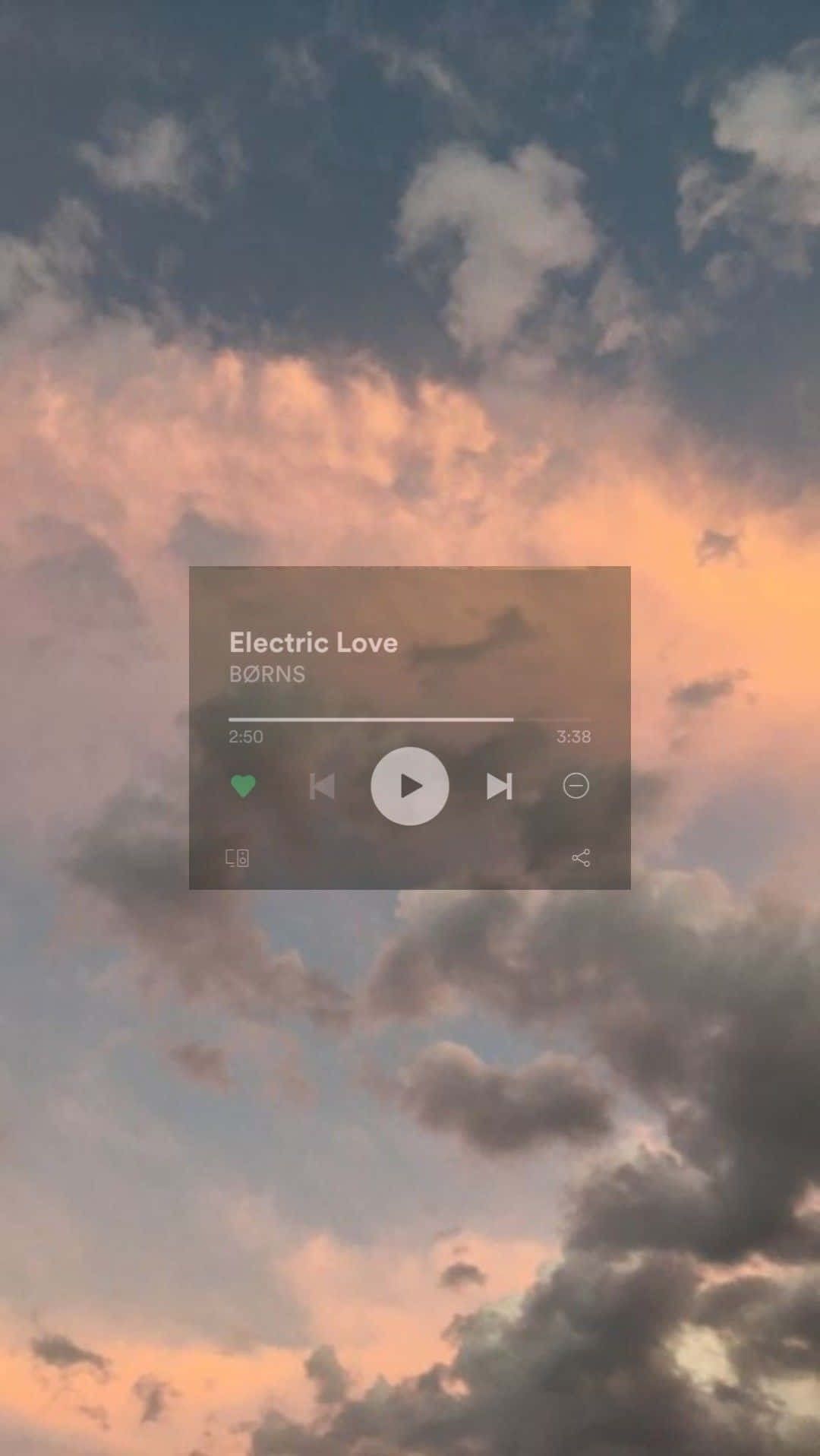 音樂播放器在色彩繽紛的日落天空上顯示BØRNS的《Electric Love》。